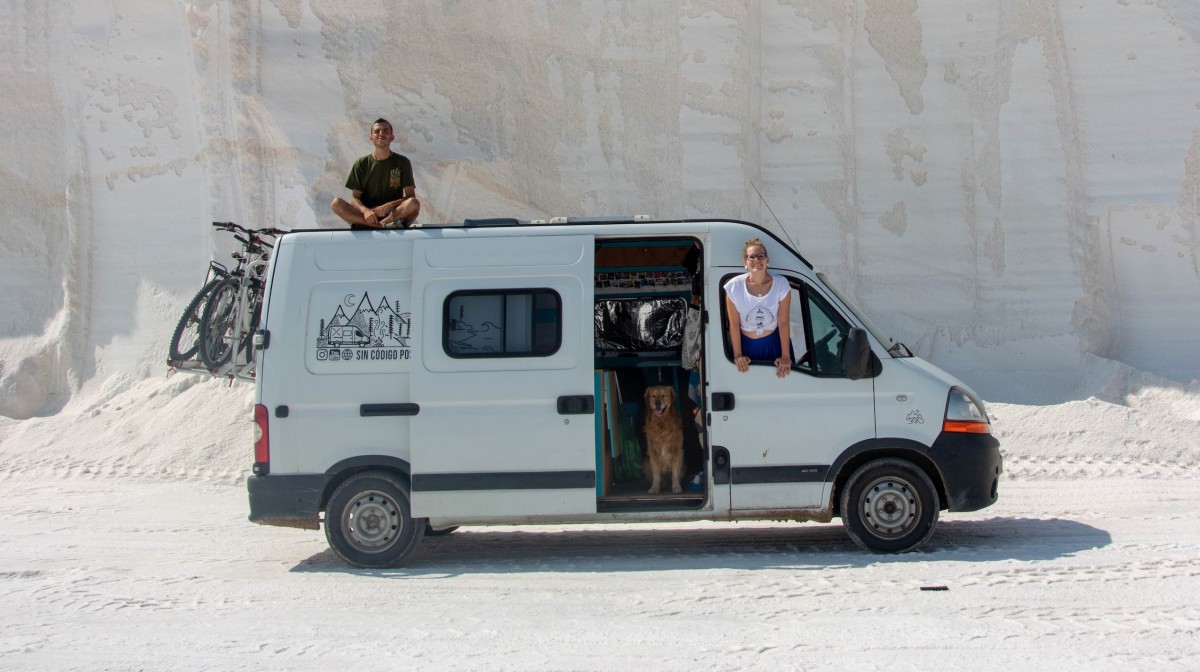 2122-furgoneta-camper-viajar-perro