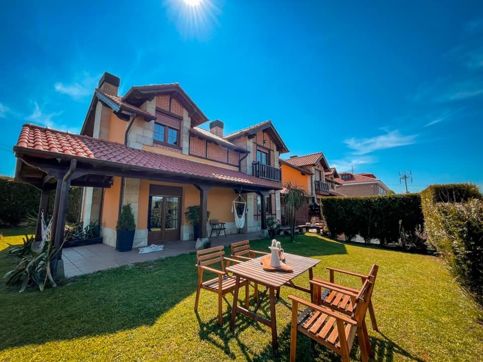 2813-casitas-santillana-cantabria-perros