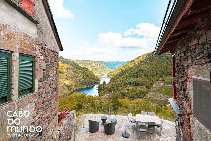 2868-cabo-do-mundo-ribera-sacra-perros-hotel